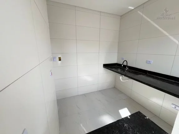 Imagem Casa de condomínio na Vila Tupi, 2 Dormitórios com Suíte! Sobreposta Alta!