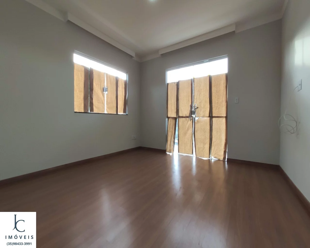 Imagem Casa à venda em condomínio horizontal fechado em São Lourenço MG. Portaria 24 h., bem localizado em bairro nobre.