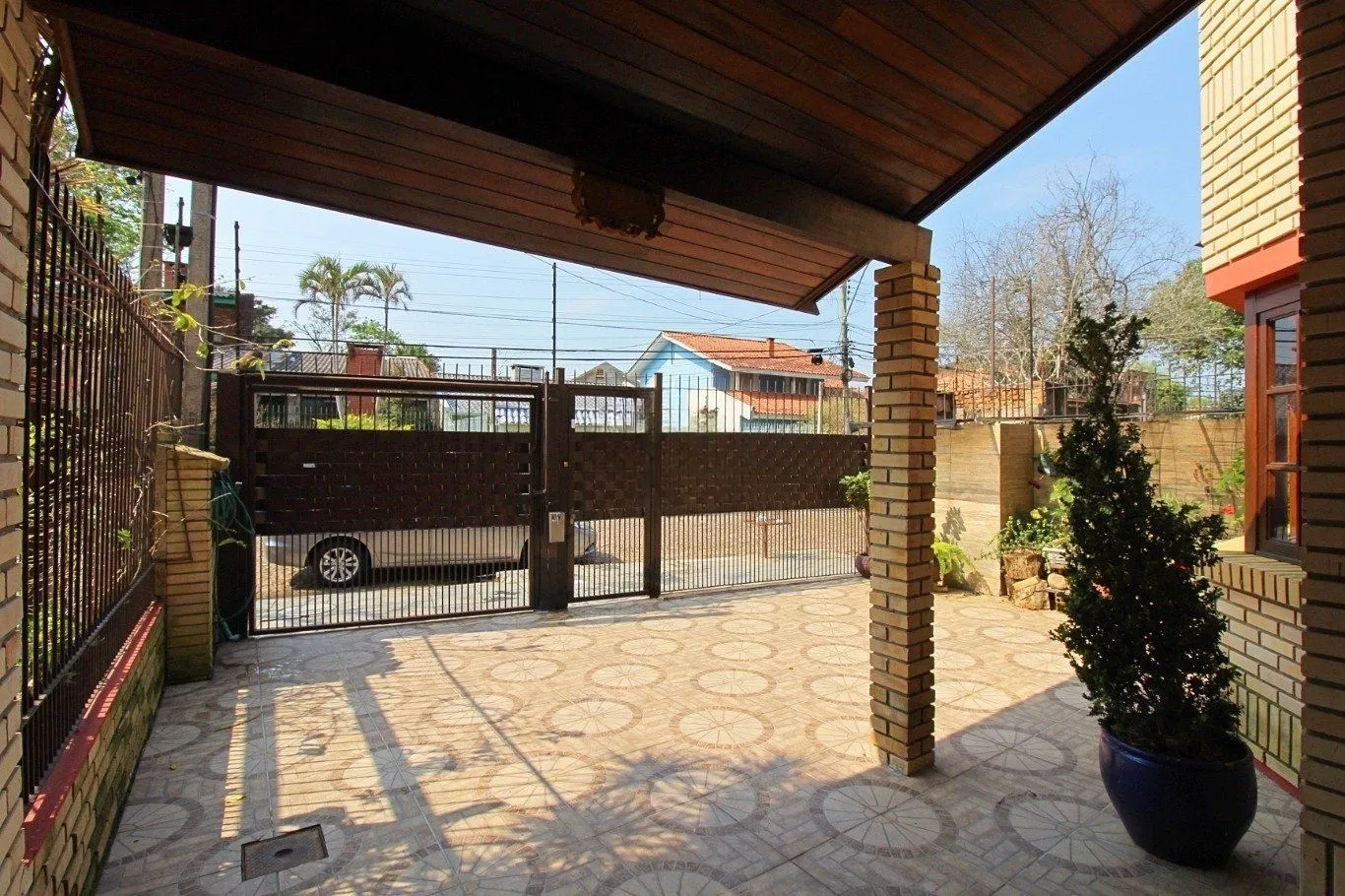 Imagem Casa de 3 dormitórios a venda no bairro Guarujá, Porto Alegre
