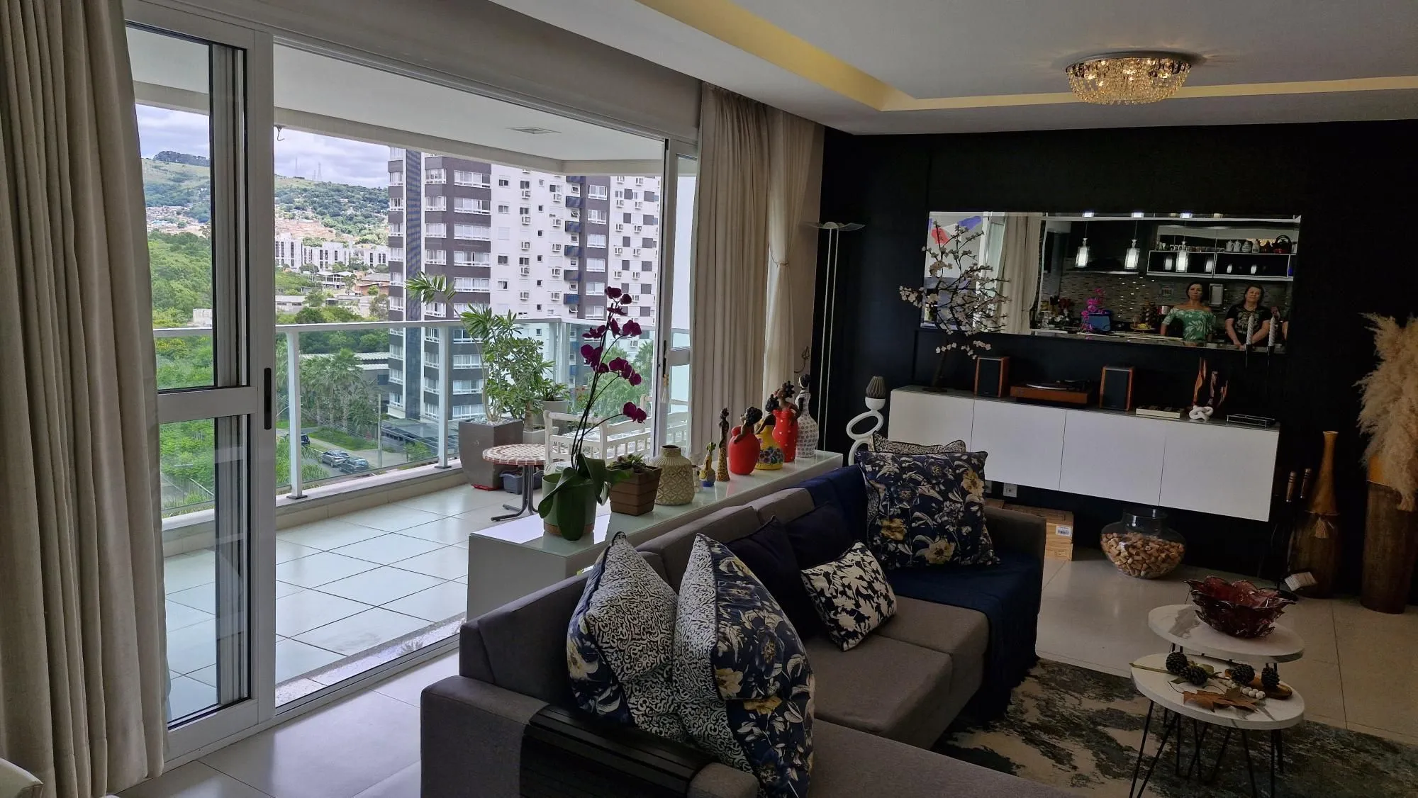 Imagem Apartamento mobiliado no Central Parque, 3 dormitorios sendo 1 suíte, banheiro social, lavabo, 114,00m² área privativa, 2 garagens