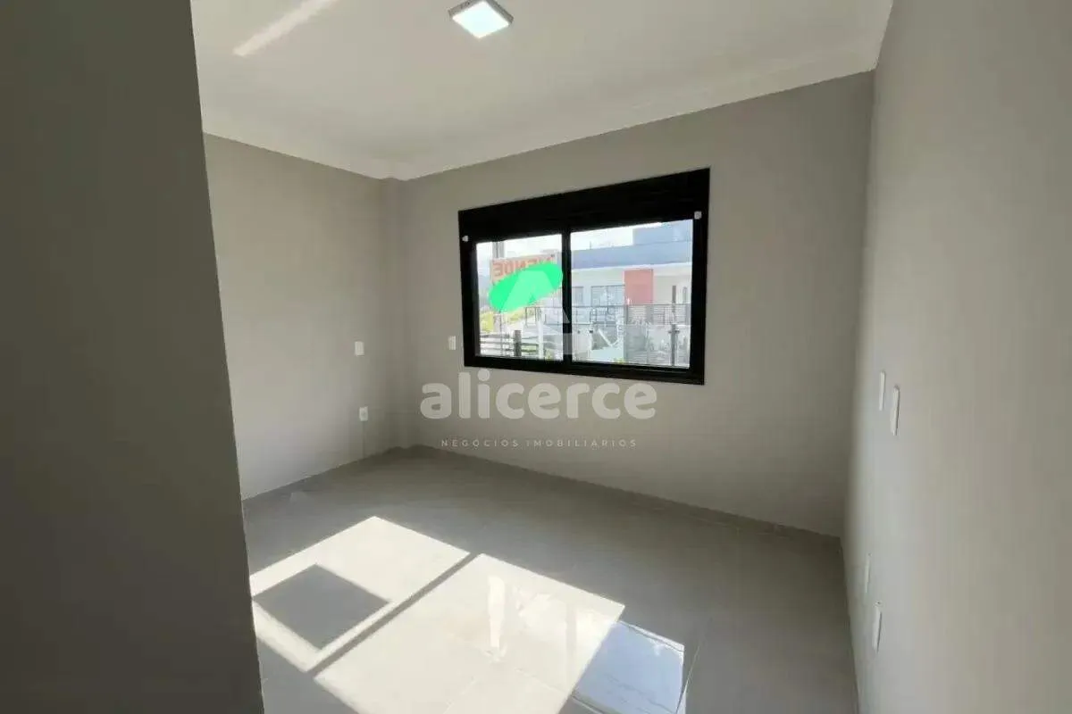 Imagem Casa à venda - 3 Dormitórios I 1 suíte I 180m² I Vaga de garagem - em Potecas, São José/SC