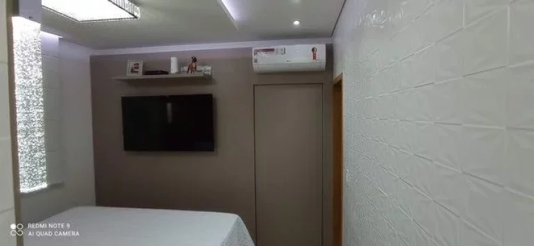 Imagem CASA SOBREPOSTA TÉRREA NA PONTA DA PRAIA COM PORTEIRA FECHADA