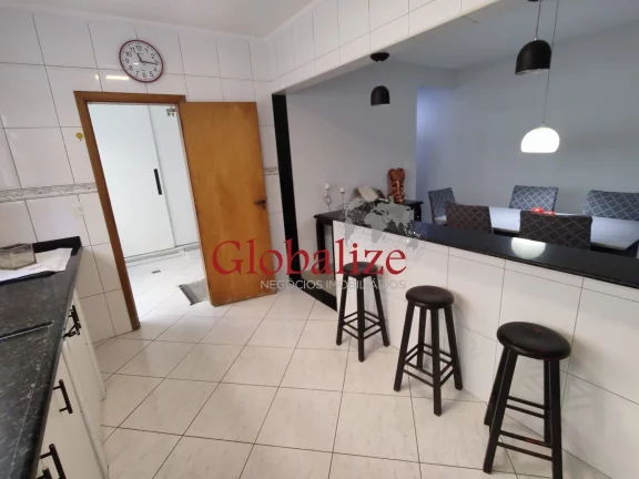 Imagem Linda sobreposta térrea com 4 suítes e amplo quintal de fundos com churrasqueira toda reformada no bairro da Ponta da Praia por R$.1.380.000,00.