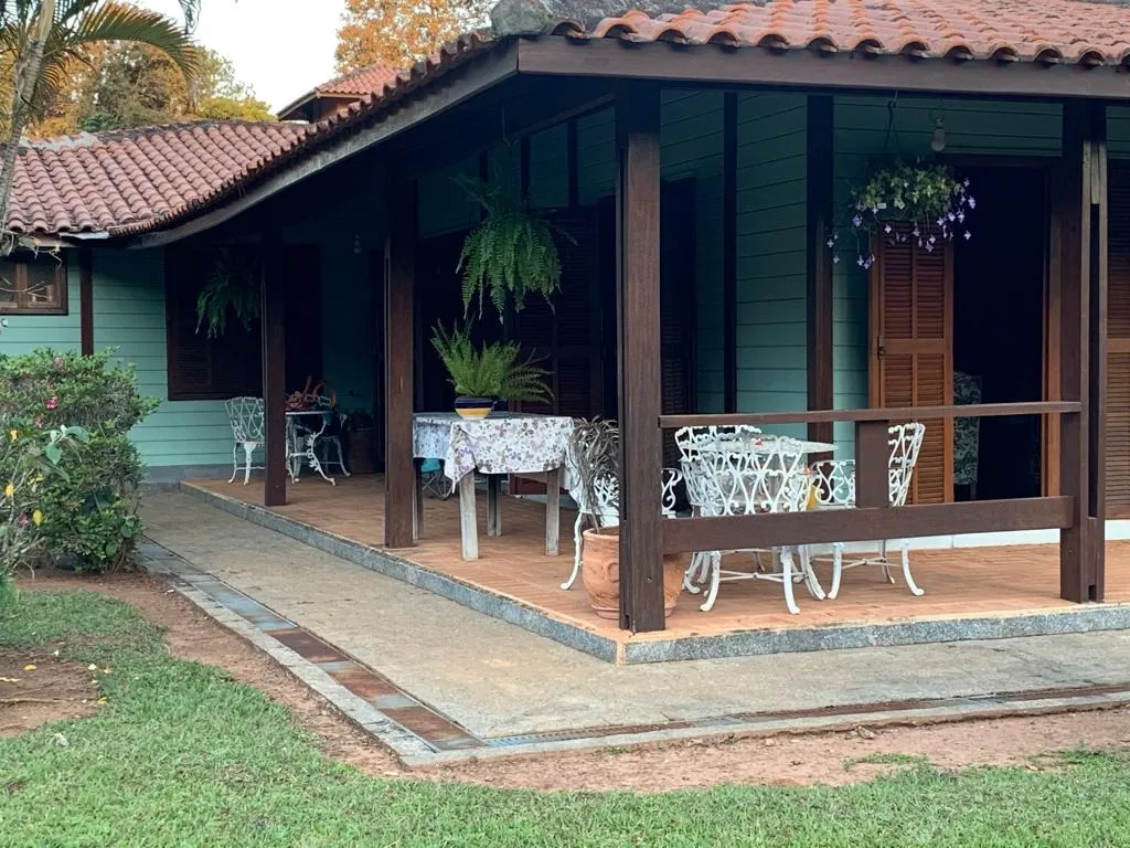 Imagem Venha se encantar com esta belíssima Casa de Campo localizada em um Condomínio Fechado!