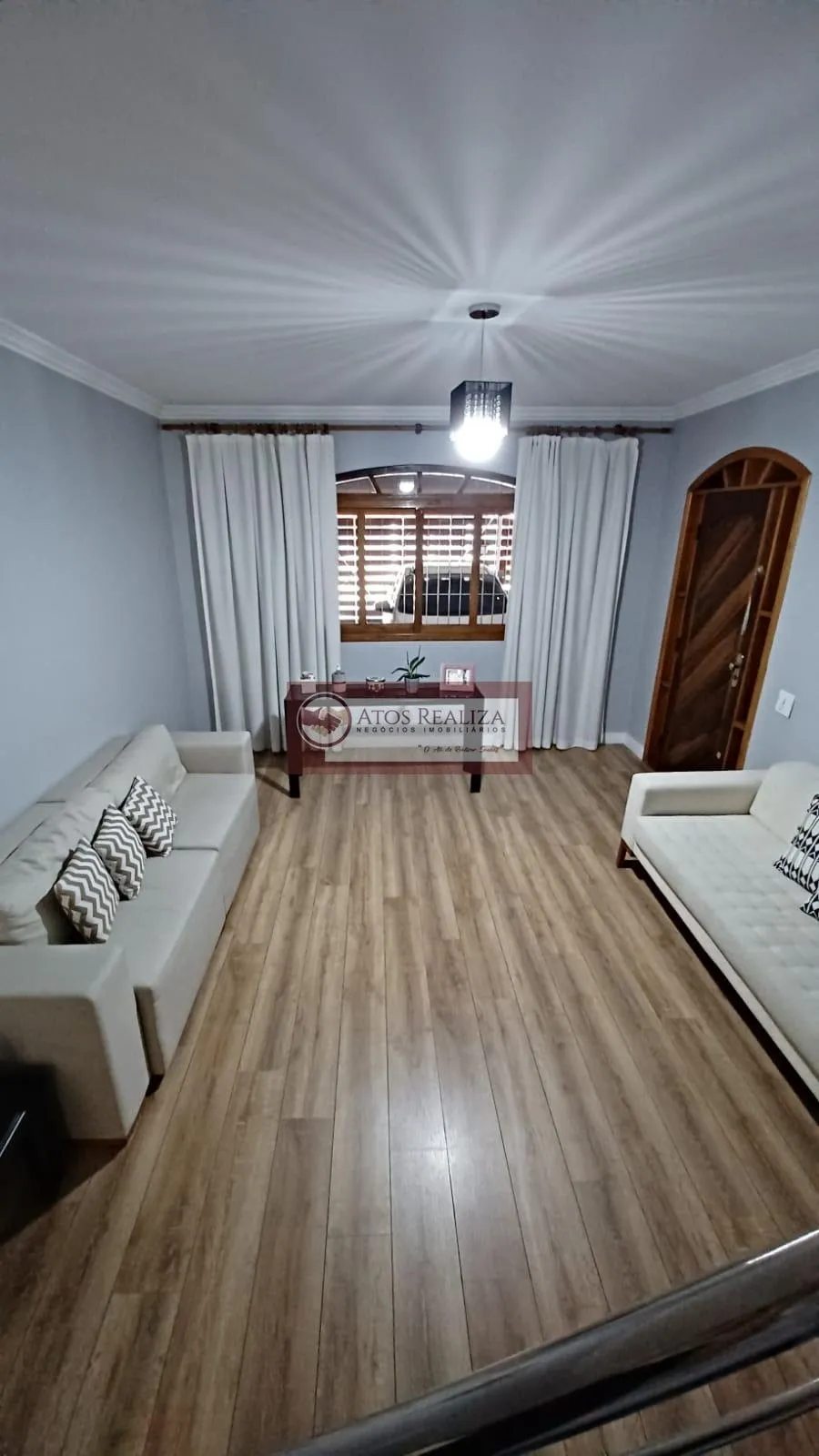 Imagem Alugo casa no Jardim Germania. Sobrado com 200m² de àrea util, 3 Dormitirios com planejados, sendo 2 Suítes, 2 salas, 6 banheiros, 2 vagas de garagem coberta, area de serviço com pia e churrasqueira, com àrea de serviço, Agende uma visita.