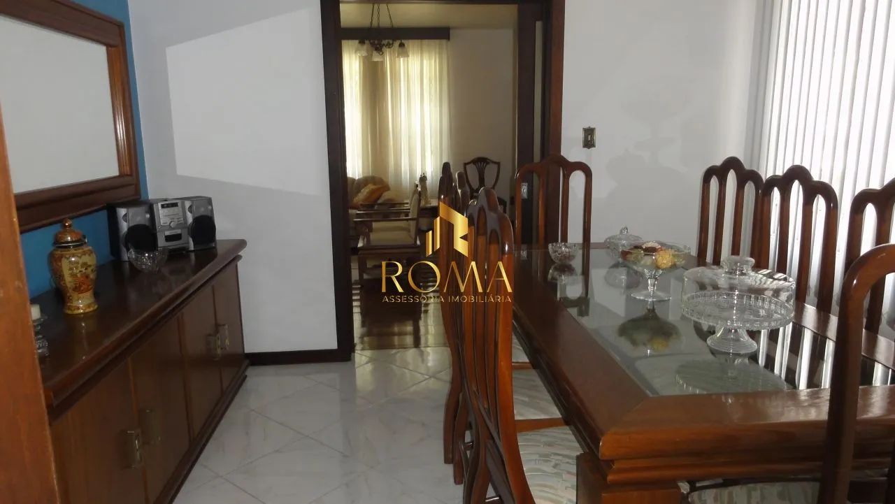 Imagem Casa à Venda no Centro de Santa Maria com 5 Dormitórios, Piscina e Salão de Fest