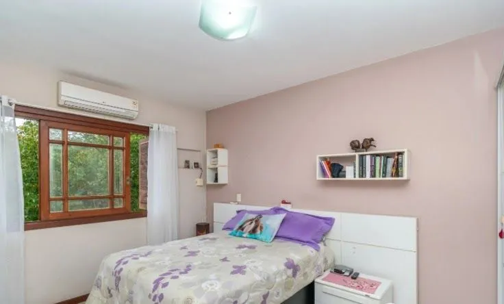 Imagem Casa com 3 dormitórios, no bairro Ipanema, zona sul de Porto Alegre, RS.
