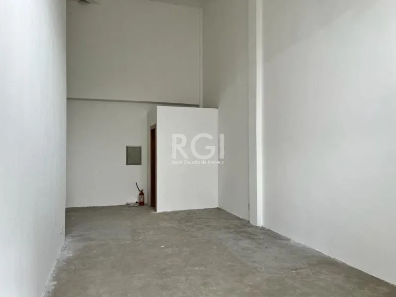 Imagem MÁFFER IMÓVEIS ALUGA LOJA COMERCIAL COM 35M² PRIVATIVOS EM REGIÃO COM GRANDE FLUXO DE PEDESTRES E VEÍCULOS