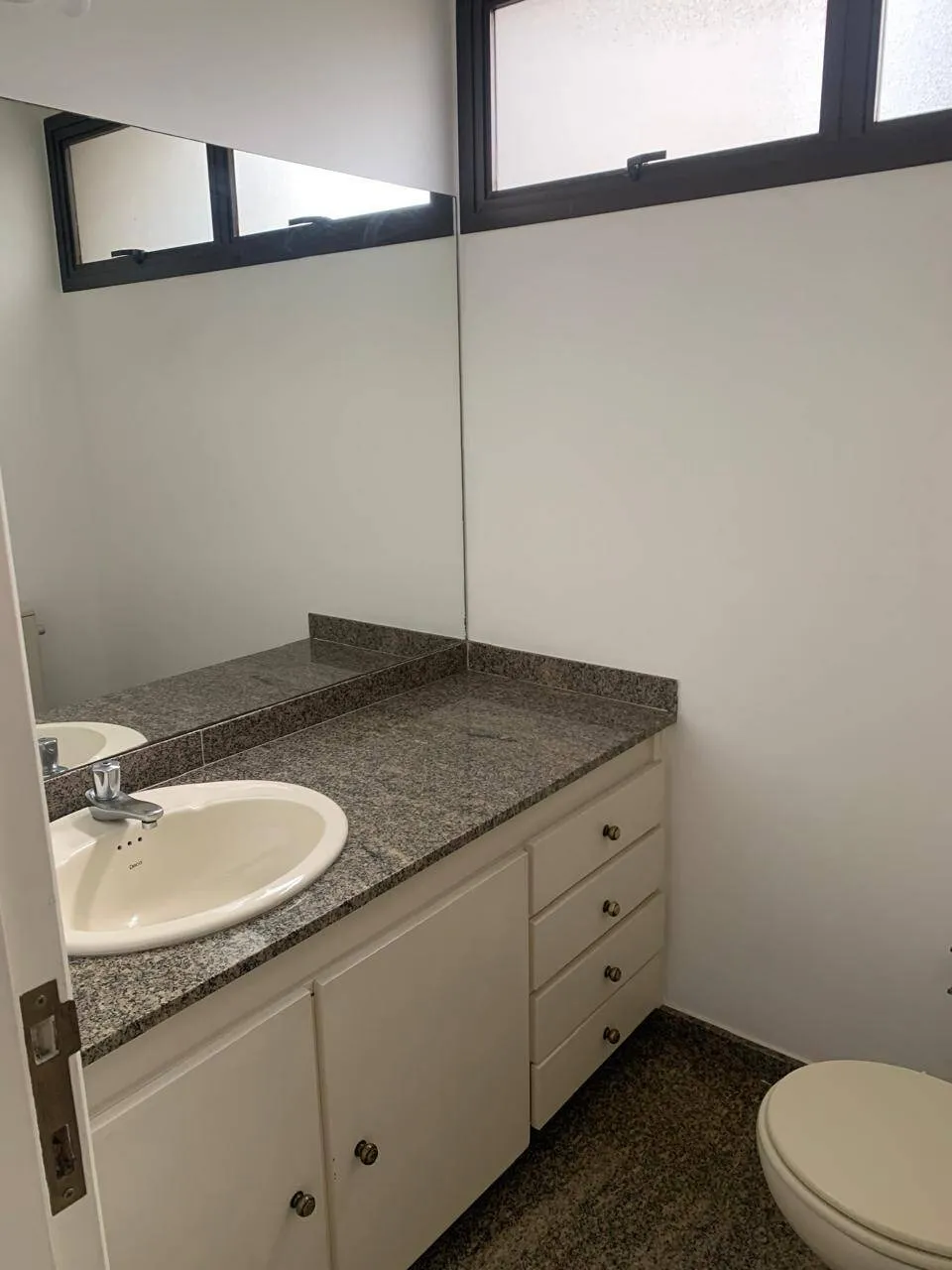 Imagem Apartamento de 4 Quartos (2 Suítes) para Aluguel em Alphaville Empresarial, Barueri - SP