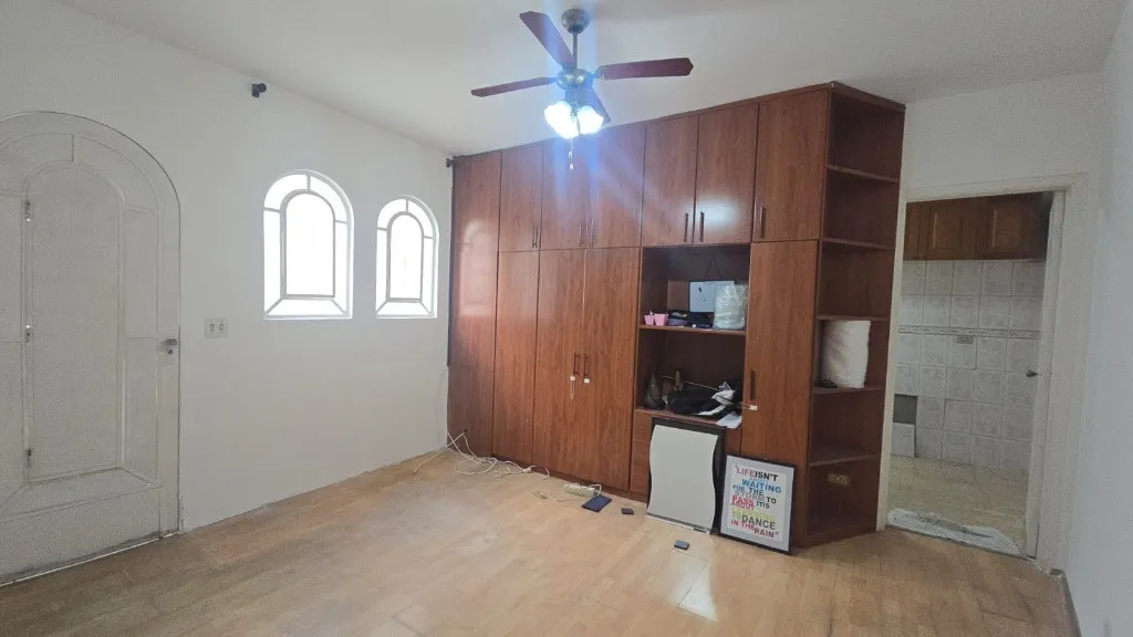 Imagem Imperdível: Casa à venda em São Paulo-SP, Jardim Londrina - 3 quartos, 1 suíte, 3 banheiros, 2 vagas de garagem - 181m².