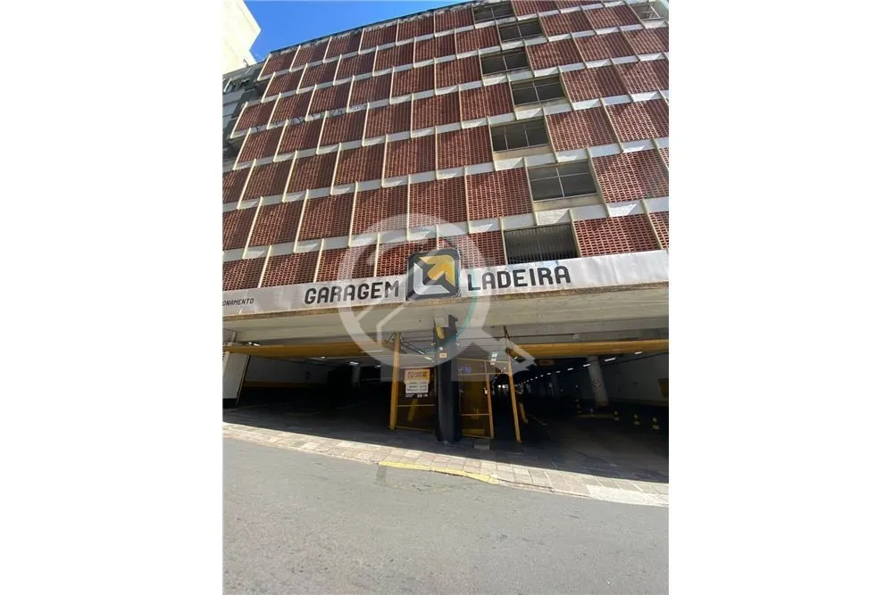 Imagem Ótimo box com aproximadamente 15m² de área útil, localizado no quarto andar, tornando-o um dos m...