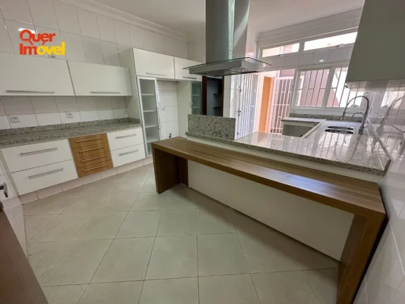 Imagem Oportunidade Imperdível de Casa à Venda no Jardim Antártica, Ribeirão Preto-SP! 5 quartos, 3 suítes, 3 salas, 4 banheiros, 5 vagas de garagem e 324,00 m² de área. Permuta e Financiamento. Quer Imóvel Negócios Imobiliários.