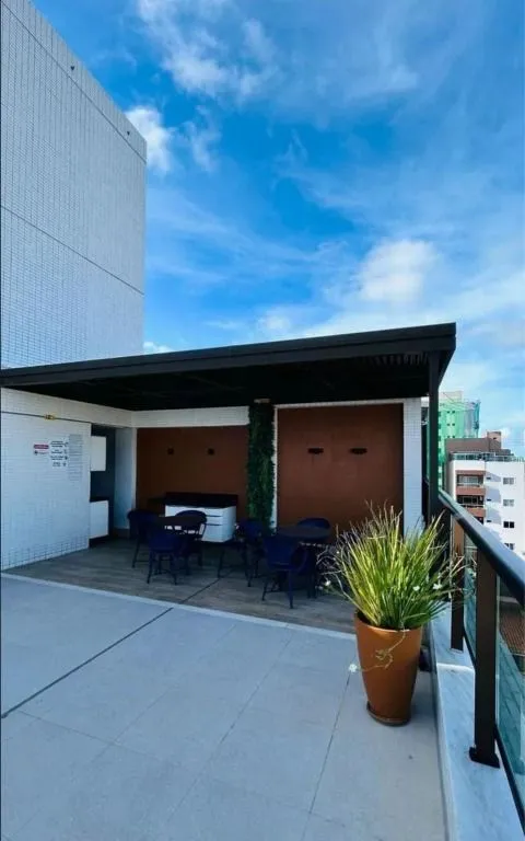 Imagem Flat mobiliado a 250 m do mar, pronto para locação por temporada, com piscina, elevador e condomínio fechado.