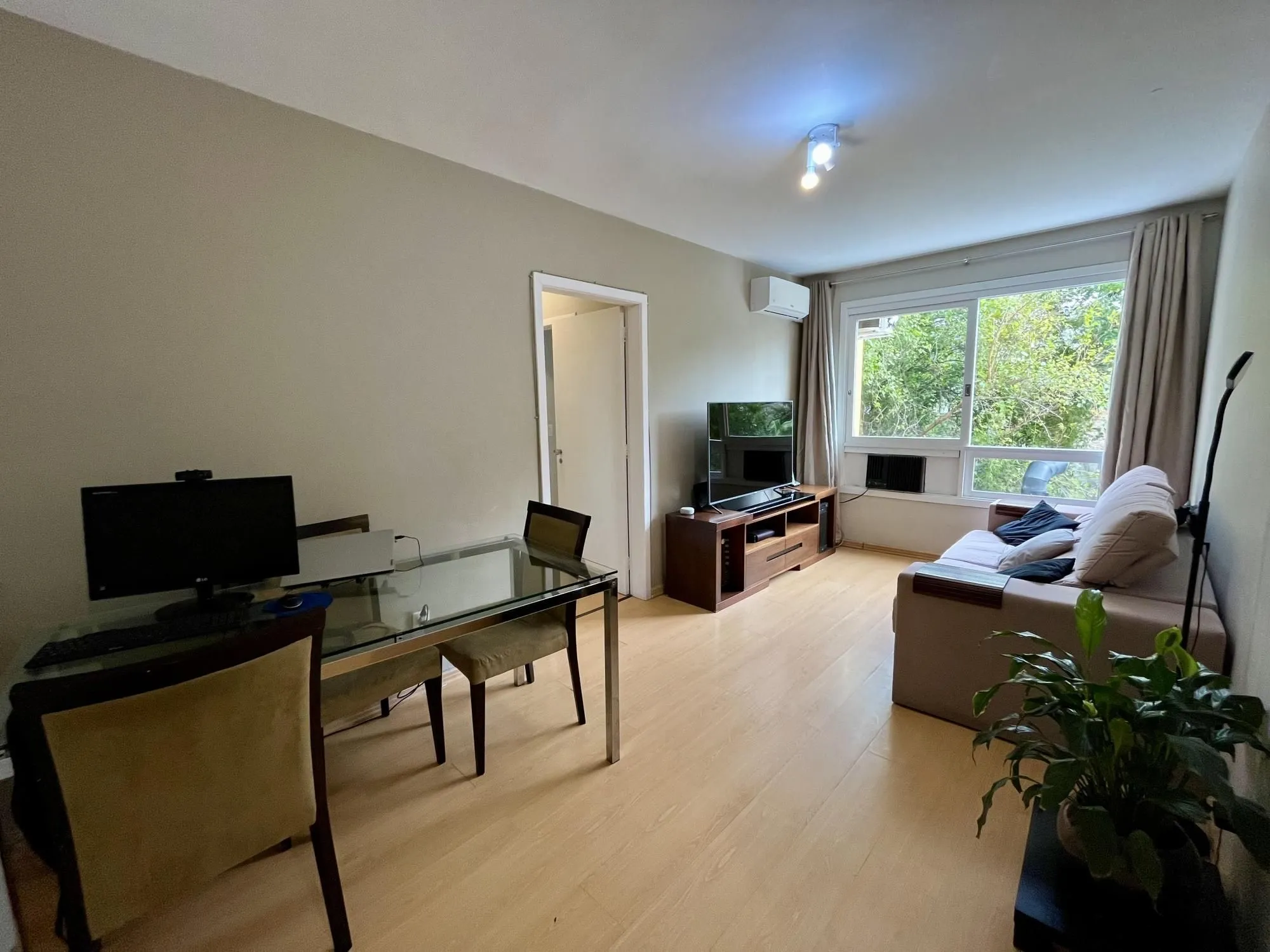 Apartamento com 02 quartos no Bairro Passo da Areia, Porto Alegre