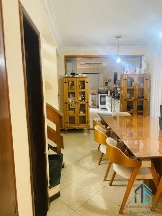 Imagem Sobrado 04 quartos c/ suíte de esquina três pavimentos, ótima localização região tranquila no Hauer, Curitiba. PR