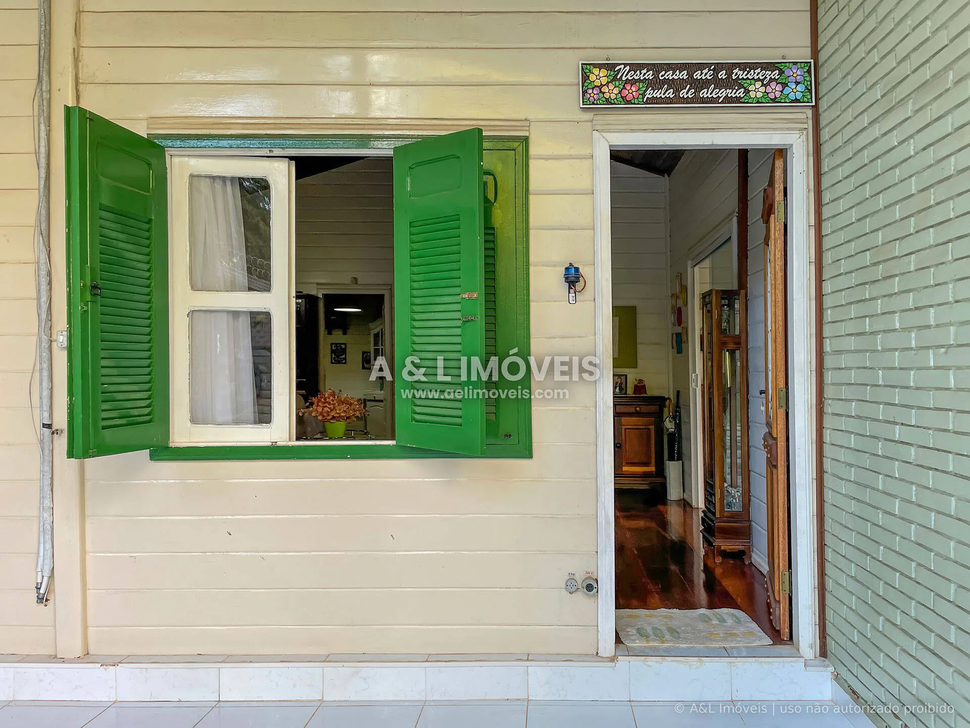 Imagem Casa à Venda em Campos do Jordão | 5 Dorms., Lareira e Deck Panorâmico