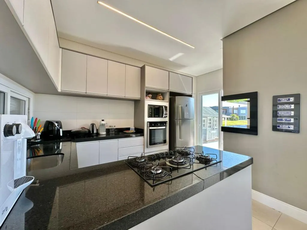Imagem Casa em Condominio 4 Dormitórios - Bairro --