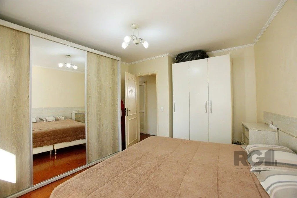 Imagem Excelente casa de 235m² com 4 dormitórios e 3 vagas no bairro Azenha.