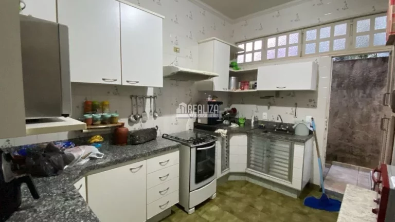 Imagem Casa à venda no bairro Vila Olímpica, Uberaba - 4 dormitórios, suíte e 4 garagens