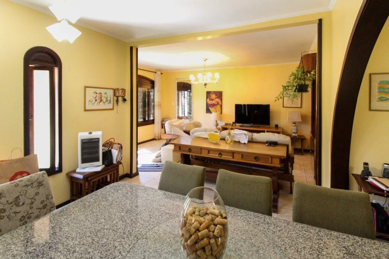 Imagem Casa com 6 dormitórios à Venda no Bairro Jardim Carvalho, Porto Alegre