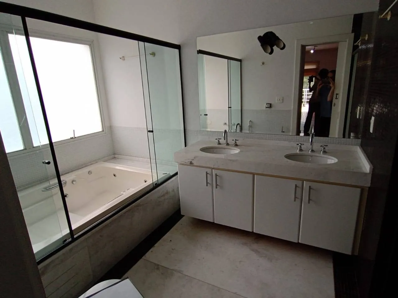 Imagem Casa Clean de Alto Padrão no Melhor Condomínio de Alphaville - 5 Suítes, Piscina e Área de Lazer