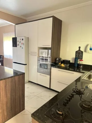Imagem Sobrado de Alto Padrão, 3 Quartos, 4 Banheiros, Closets, Ar-condicionado, Área de Lazer Grande com Churrasqueira no Parque São Vicente, Mauá-SP