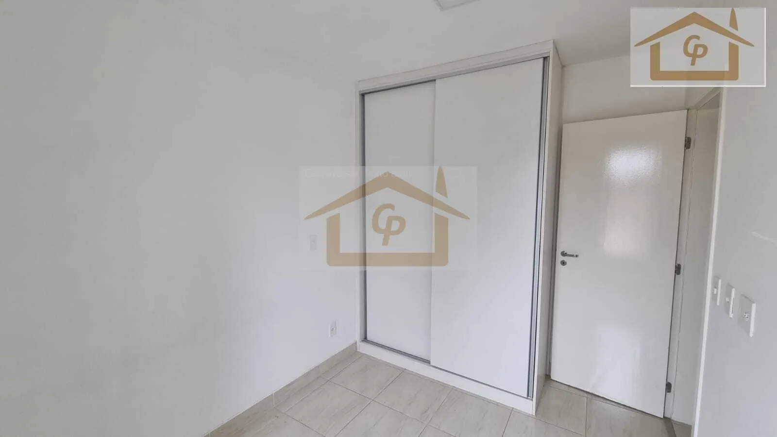 Imagem Casa com corredor lateral, 3 quartos sendo um suíte, 2 vagas