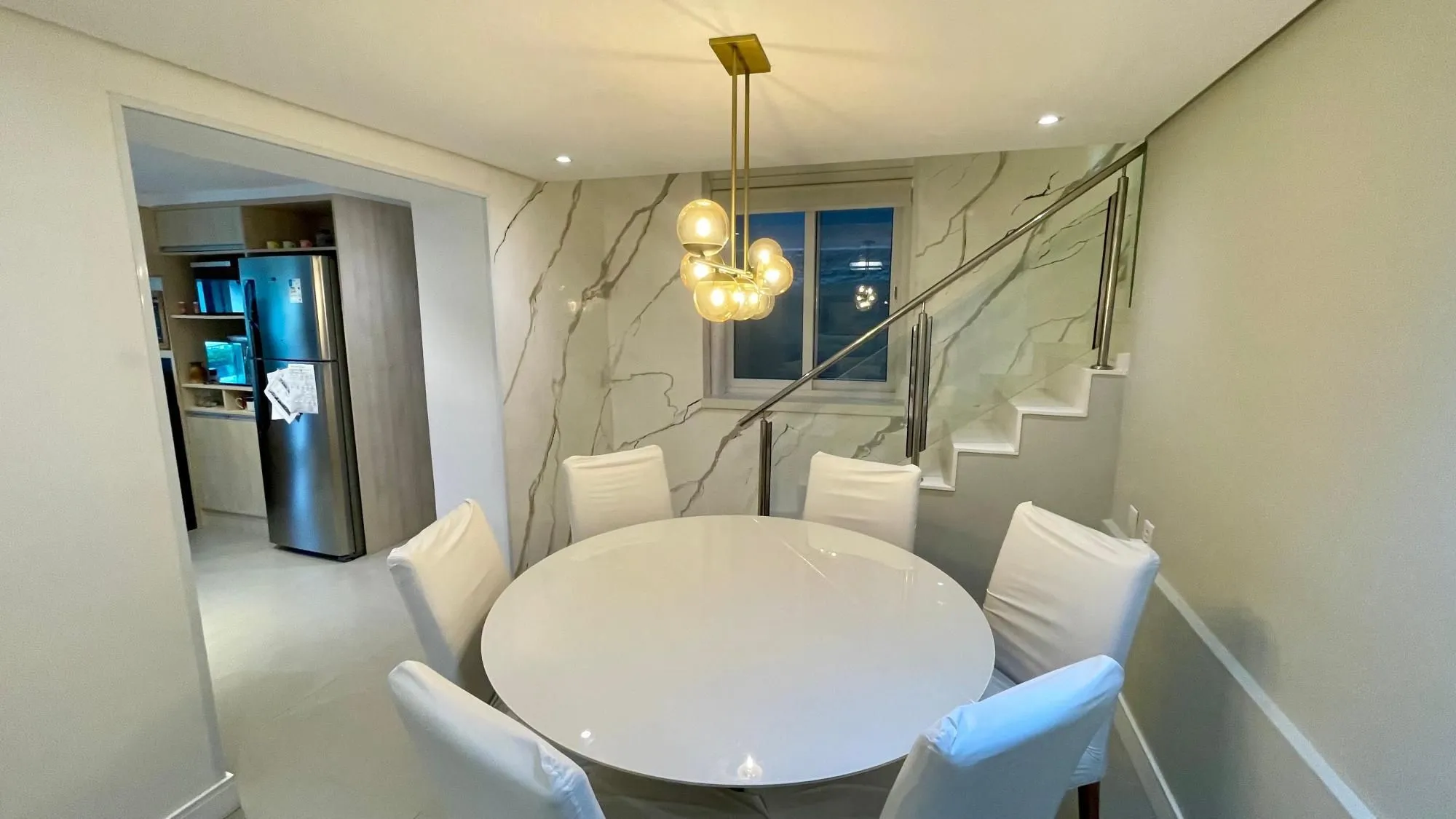 Imagem Casa térrea 100% mobiliada com 3 dormitórios, suíte, piscina e 3 vagas.