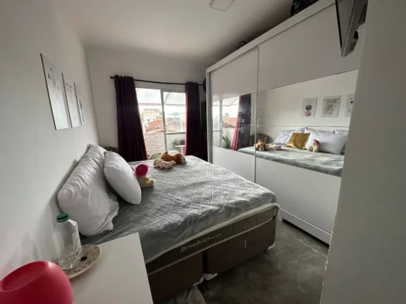 Imagem SOBRADO COM VISTA PARA O MAR à venda no Caiçara em Praia Grande-SP, com 2 dormitórios, sala, cozinha americana, banheiro social, lavabo, 2 vagas de garagem, moveis planejados, churrasqueira, 70 metros da praia. Estuda parcelamento direto.