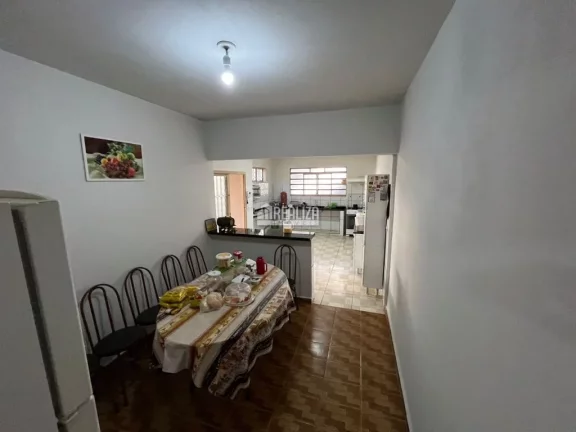 Imagem Casa à venda no bairro Lourdes - Uberaba: 3 dormitórios, suíte, quintal e mais!