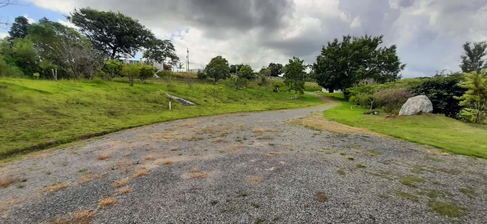 Imagem Chácara à venda em Araçoiaba da Serra - 4 quartos, 1 suíte, 3 banheiros, 3 vagas - Imperdível!
