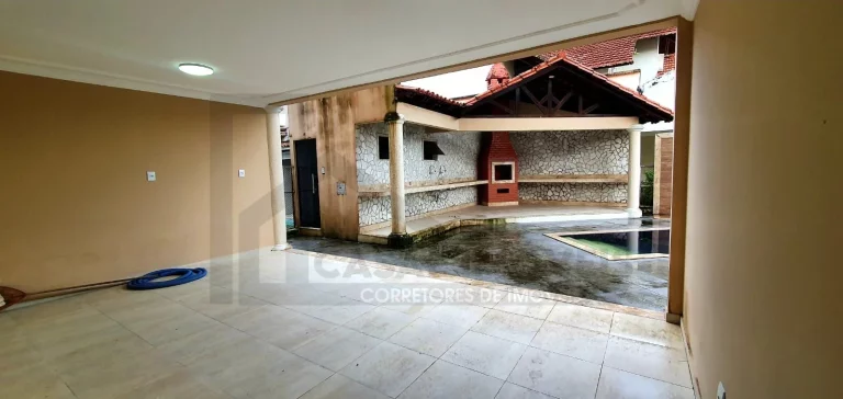 Imagem CASAL IMÓVEIS VENDE CASA TRIPLEX GREENVILLE I 5/4 - 4 SUÍTES + GABINETE + PISCINA PRIVATIVA