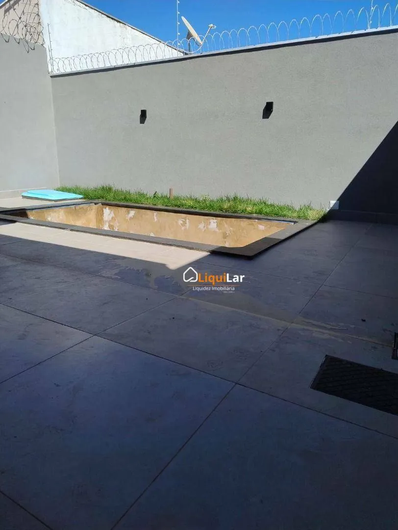 Imagem Casa Térrea à Venda no Rita Vieira com Piscina, Pé-Direito Duplo, Suíte e Área Gourmet