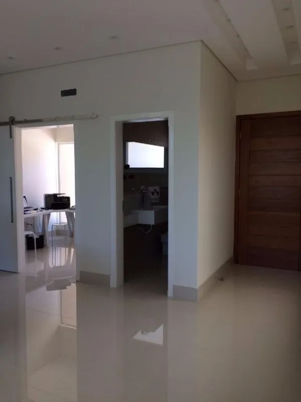 Imagem Luxuosa Casa em Condomínio: 4 Quartos, 4 Suítes, 3 Salas e 620m² em Valinhos-SP, Condomínio Zurich Dorf