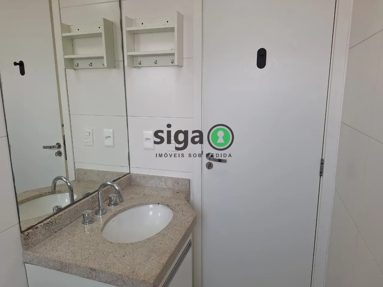 Imagem Apartamento reformado 2 Dormitórios com Suíte, Varanda e Vaga