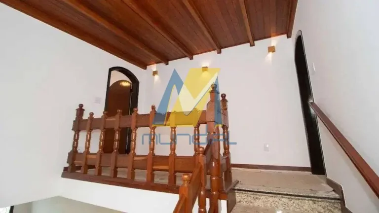 Imagem O imóvel conta com 4 dormitórios, sendo 1 suíte com banheira e sacada.