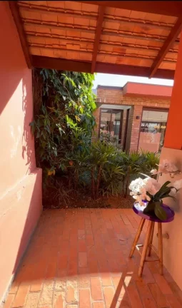 Imagem Condomínio Palos Verdes, Miolo da Granja Viana. 90% terrea! • Casa com estilo único, arquitetura...