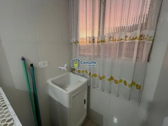 Imagem "Viva a experiência de morar pertinho da areia, em um apartamento aconchegante de 1 dormitório, porteira fechada, situado a poucos passos da praia, com uma vista lateral encantadora do mar que torna cada dia mais especial." Por apenas R$ 270.000,00. Agend