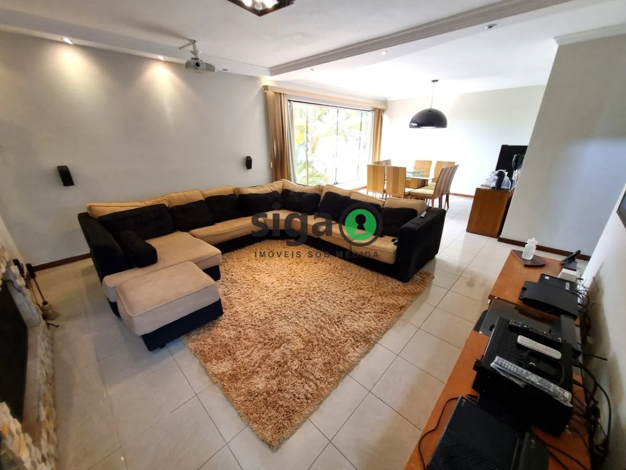 Imagem Casa a venda na Granja Viana com 4 dormitórios