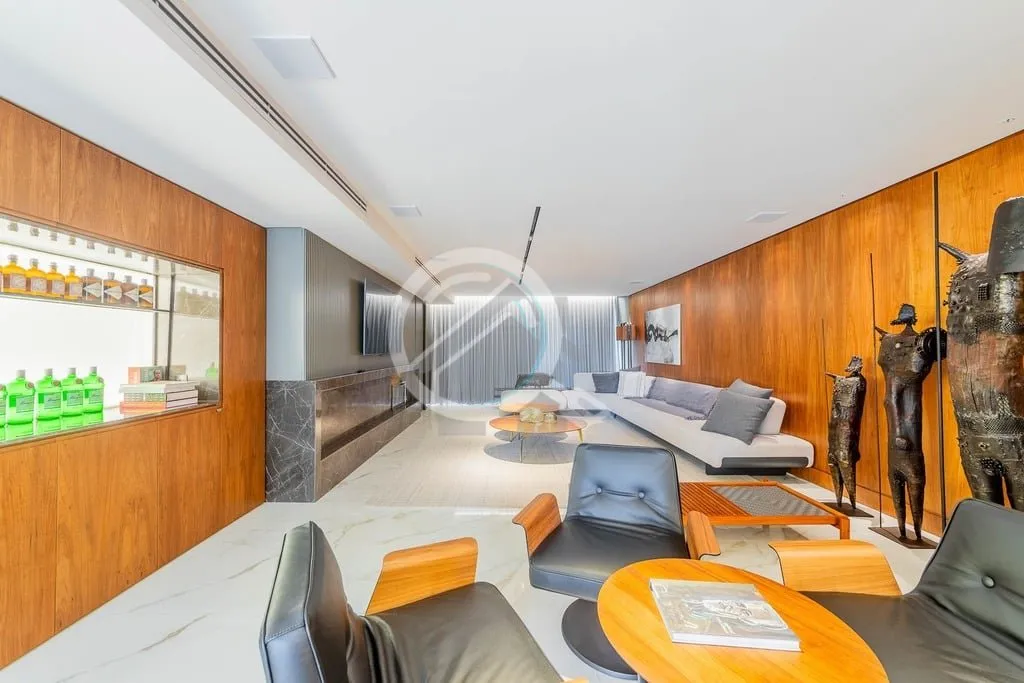 Imagem Apartamento com 405 m² de área privativa, 4 suítes transformadas em 3, TOTALMENTE REFORMADO, com ...