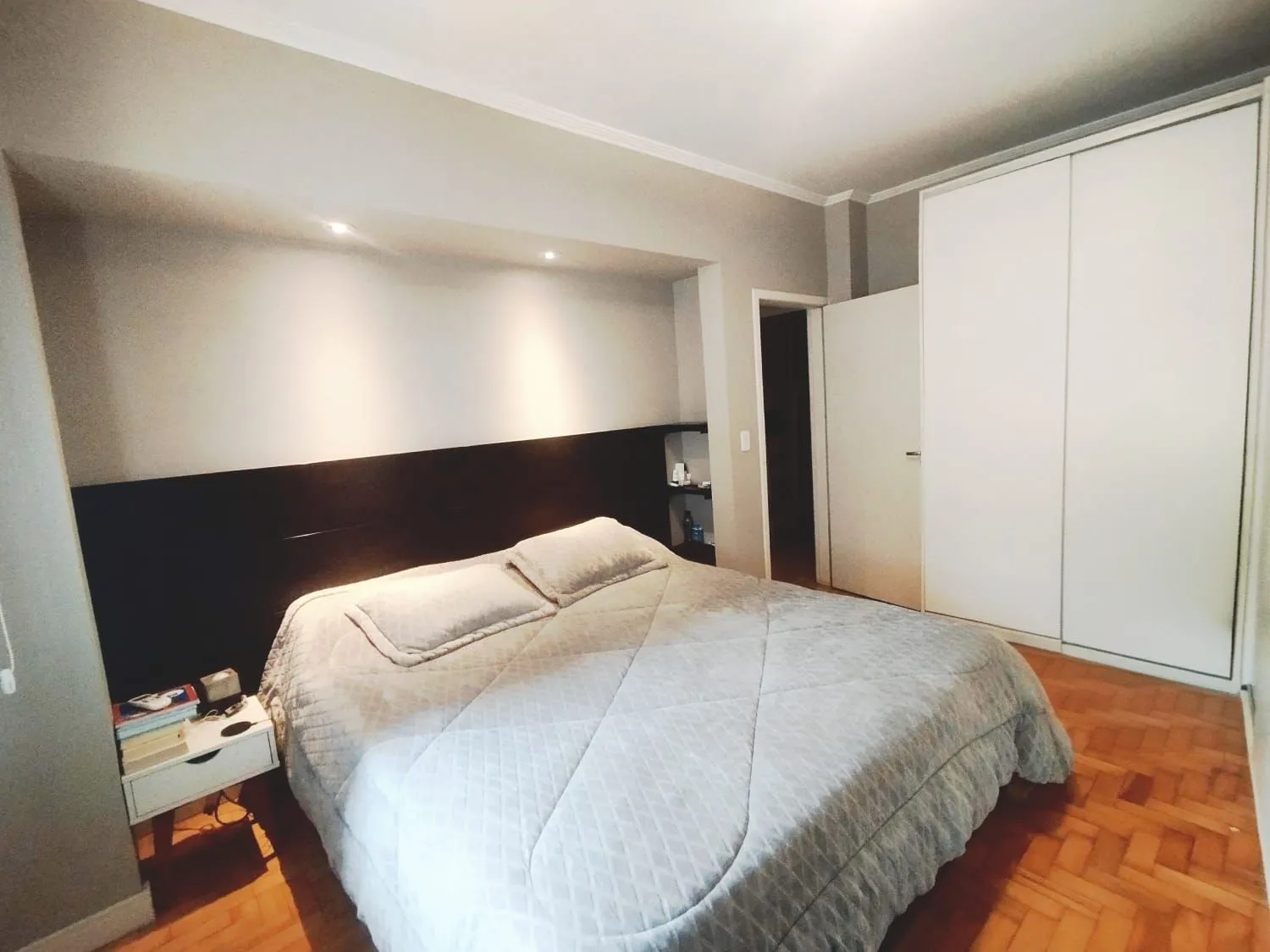 Apartamento com 3 dormitórios e vaga de garagem na João Pessoa - conforto e praticidade no coração de Porto Alegre!