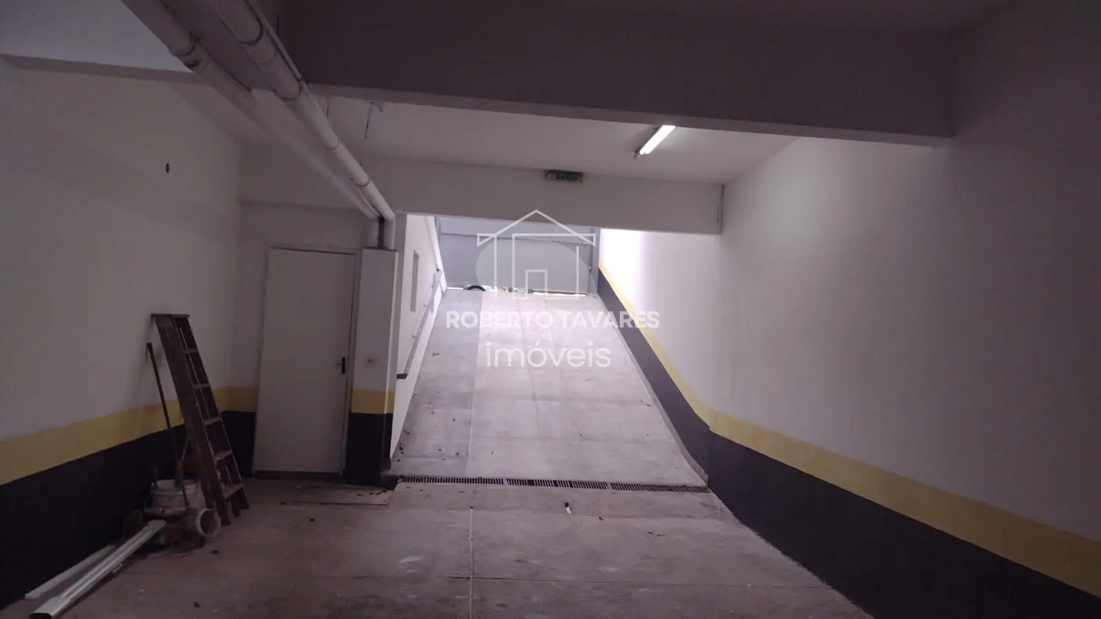 Imagem Prédio Comercial em Santa Cecília 450m² - Vão livre, 9 banheiros, 12 lavatórios, 4 pontos de chuveiro c/ box, 9 garagens, com quarto e banheiro de apoio.