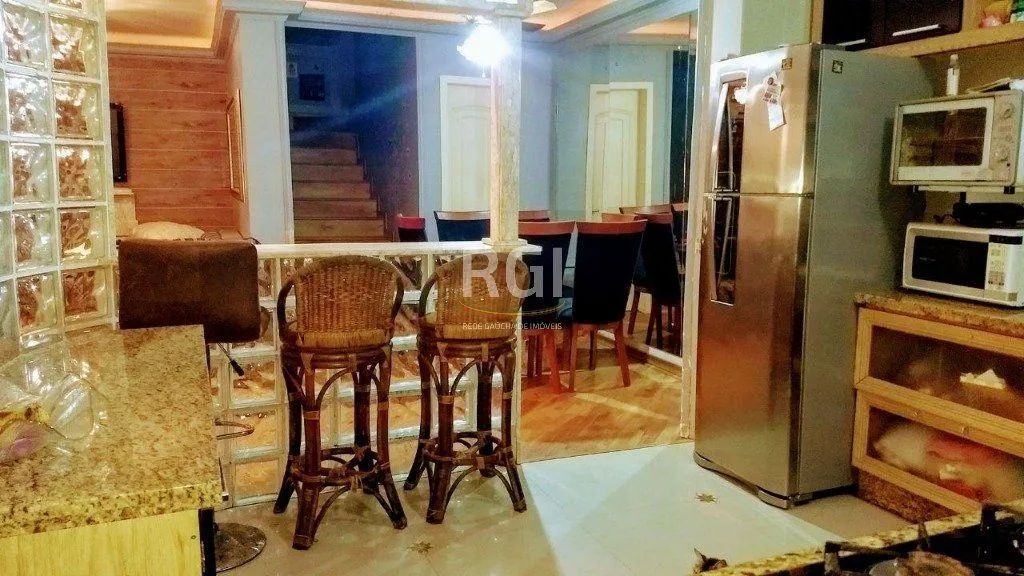 Imagem Casa para Venda - 300m², 2 dormitórios, sendo 1 suites, 3 vagas - Belém Novo