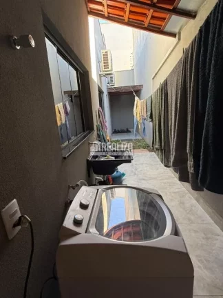 Imagem Casa à venda no Parque das Laranjeiras II em Uberaba - 3 suítes, piscina, varanda gourmet