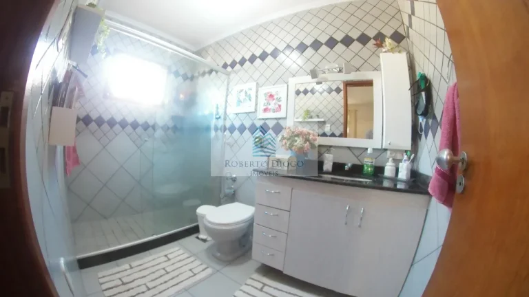 Imagem Casa de luxo à venda em Niterói-RJ, bairro Pe Pequeno: 9 quartos, 3 suítes, 4 salas, 9 banheiros, 3 vagas de garagem, 370m² de área.