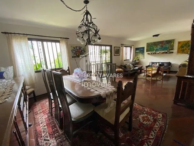 Imagem Amplo apartamento 165M² à venda com 4 dormitórios, sendo 2 suítes, living para 3 ambientes, cozinha com armários embutidos e área de serviço com quarto e banheiro. Conta com 2 vagas de garagem.