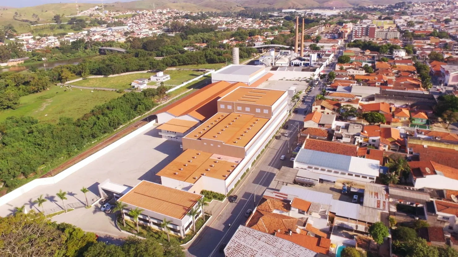 Imagem Galpão Comercial em Cruzeiro com Galpões, Escritórios e Estacionamento para Mais de 200 Vagas, Ideal para Diversos Tipos de Negócios e Eventos