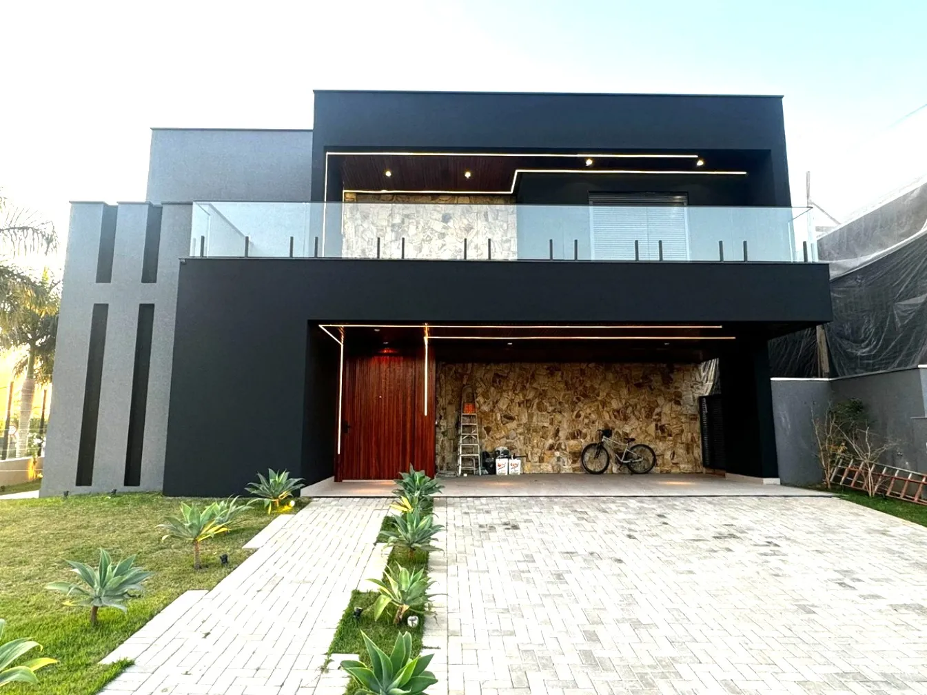 Imagem Luxuosa casa de 5 suítes em Alphaville Nova Esplanada, Votorantim-SP: 3 salas, 6 banheiros, 4 vagas, 460m². Venha conferir!