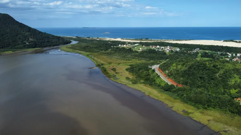 Imagem Área Exclusiva à venda com 12.500 m² no Macacu, Garopaba-SC: Vista para Lagoa e Mar.