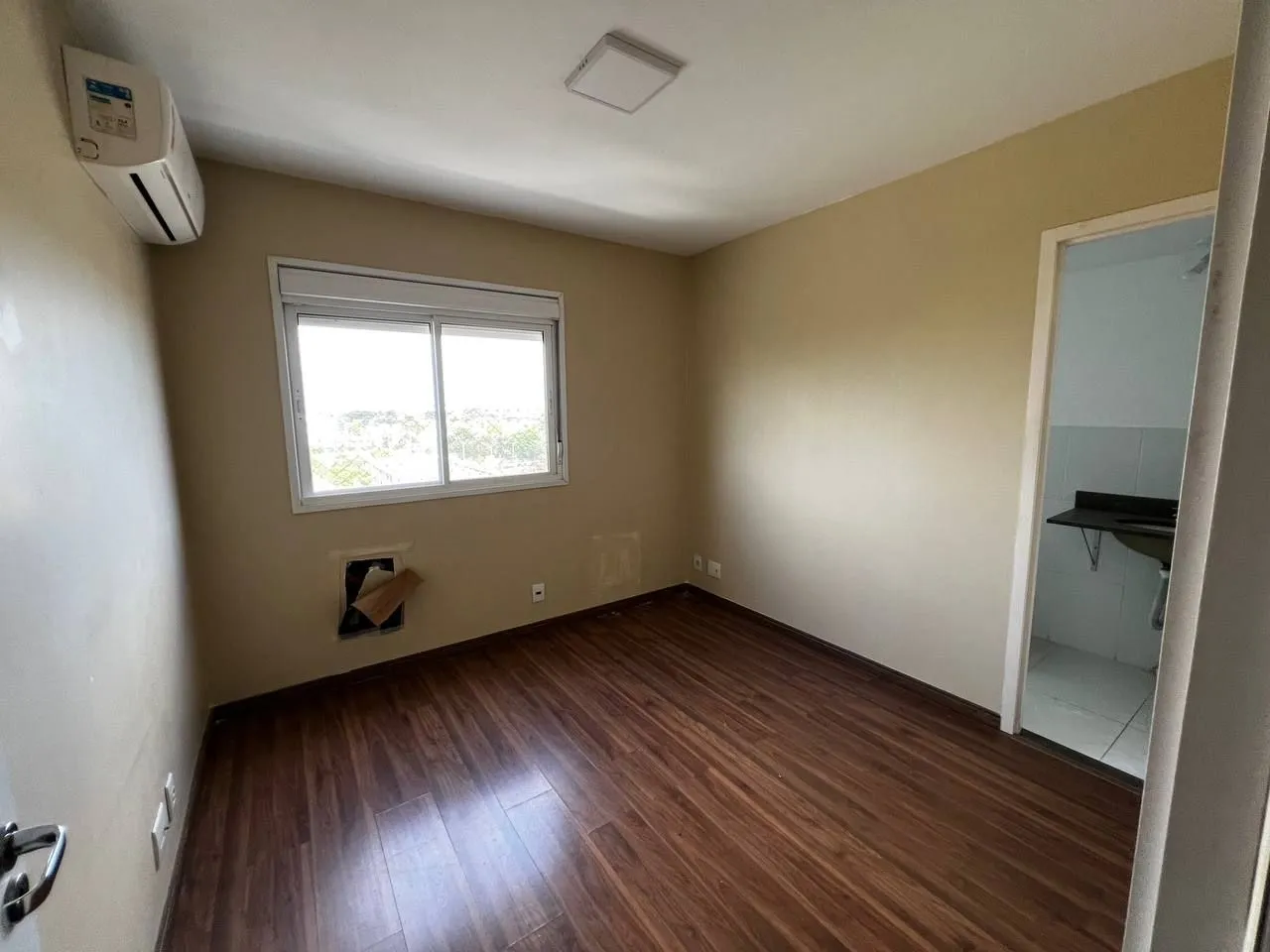 Imagem Apartamento de 3 dormitórios transformado em 2, 1 suíte e living com churrasqueira.
